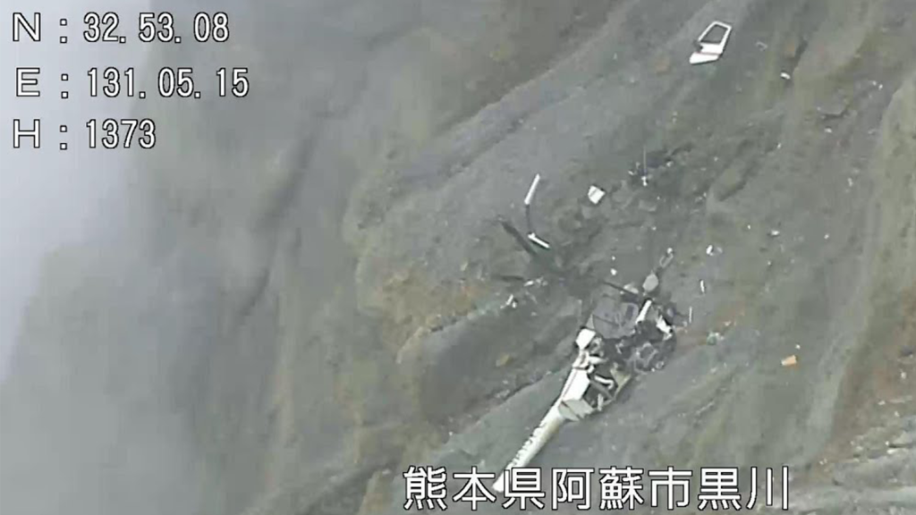 日本熊本失事直升機「殘骸照曝光」！機體嚴重毀損難靠近　日方明早重啟搜救2台人