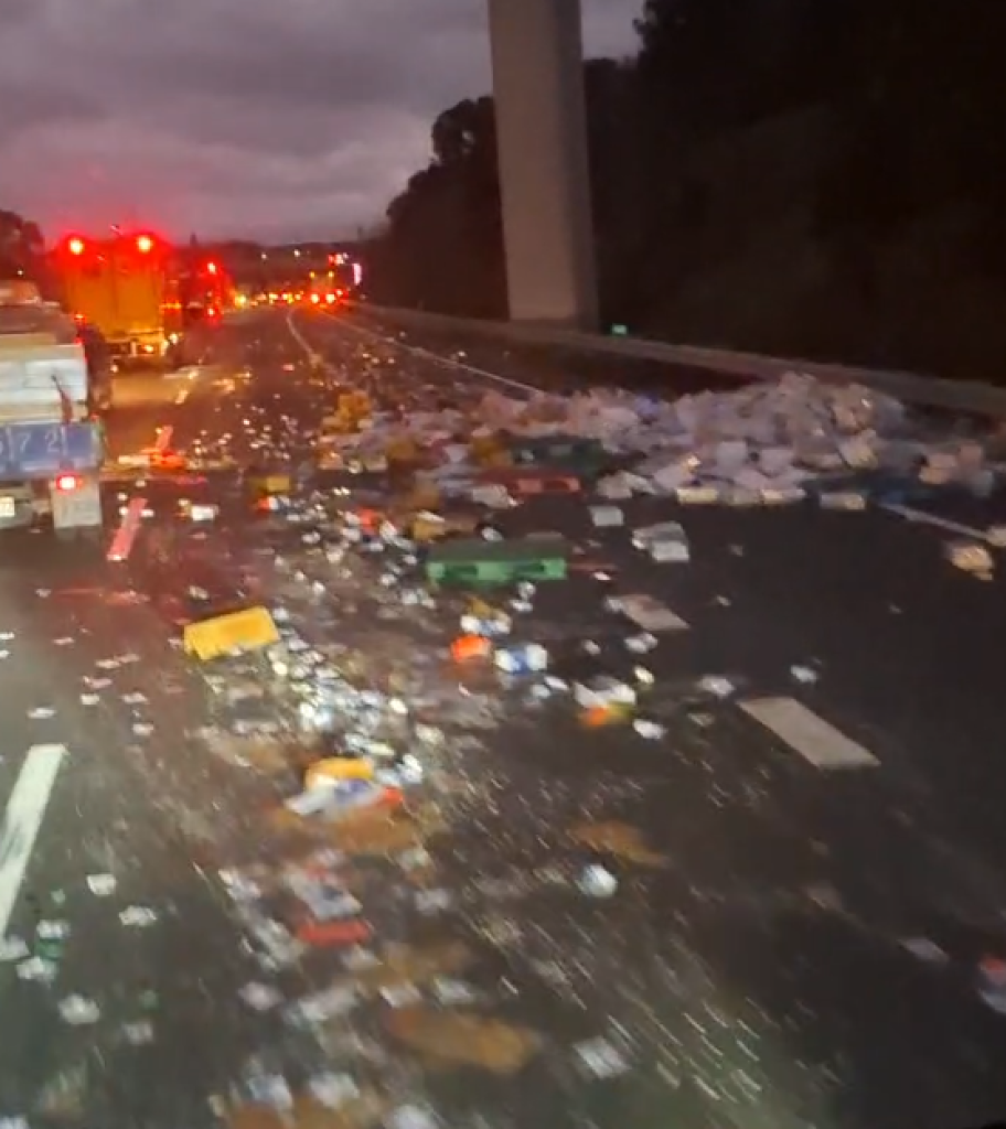 國道３號大甲路段事故！　貨物散落一地車流回堵