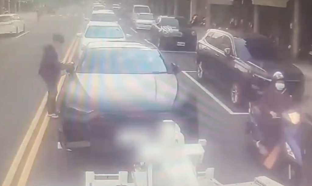 離譜！車違停遭拖吊　駕駛竟拆封條鑽入車內謊稱「一直在車內睡覺」