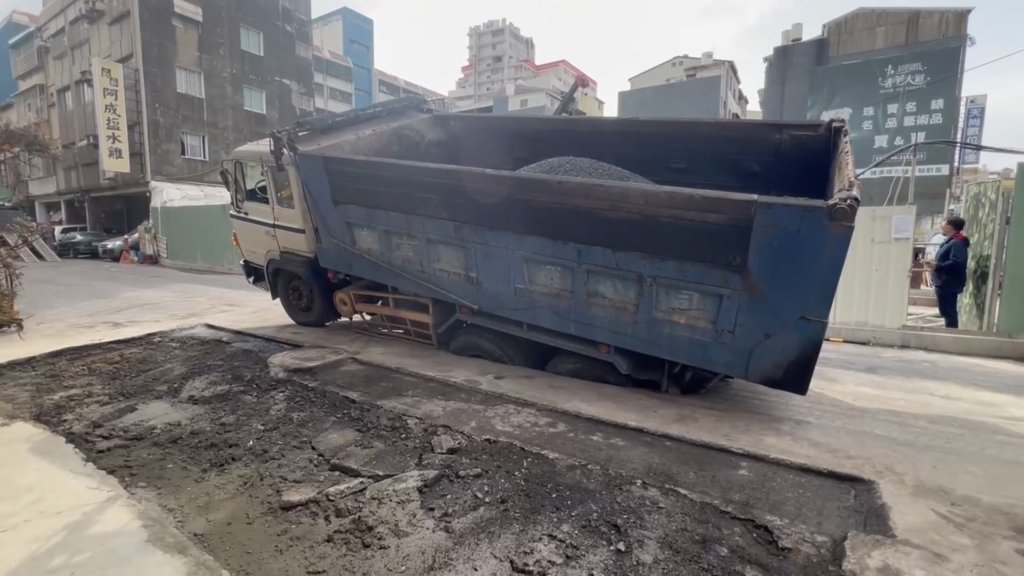 快訊／塌完補了今天又塌！台南五妃街2年4塌…民怨不斷 砂石車輪胎遭吞食