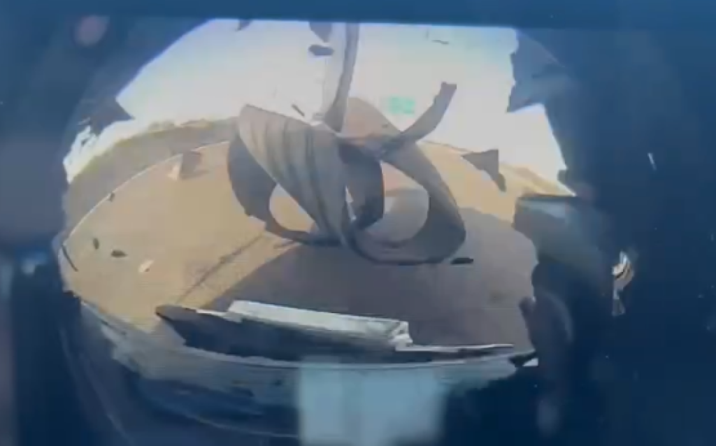 砸車畫面曝光！國道大車爆胎胎皮砸中後方車輛　安全氣囊炸開車損