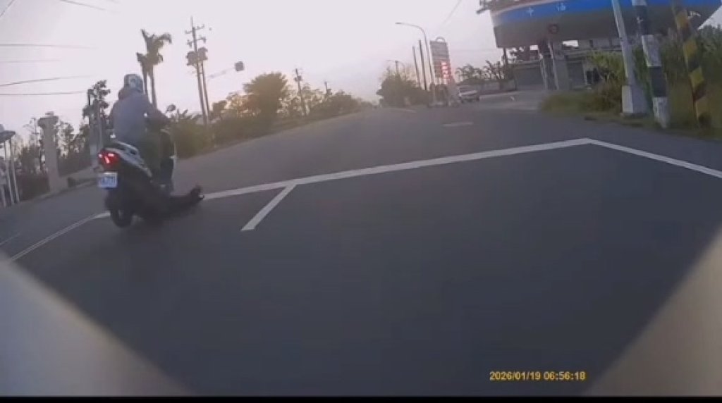 影／狗突然衝出來！台南騎士撞上摔車噴飛30公尺　黑狗翻滾3圈半動彈不得