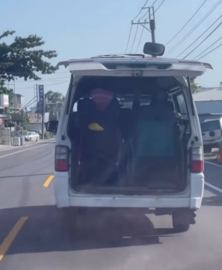 台東恐佈廂型車！　車內兩台輪椅都坐人後車門未關