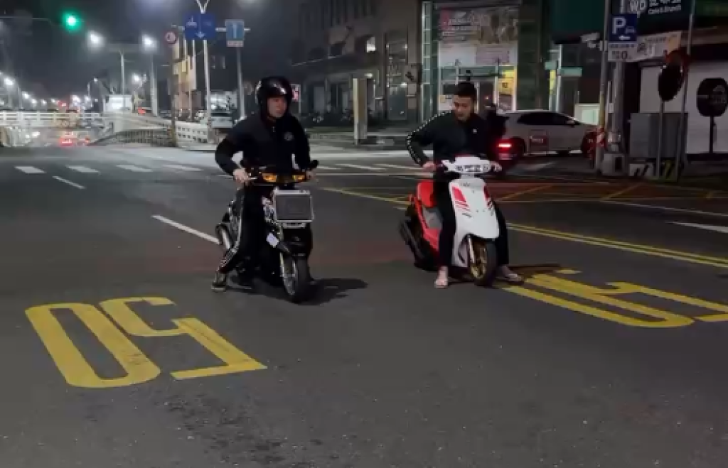 影／斗六深夜炸街猴飆車！騎士「沒戴安全帽」競速　噪音聲震天