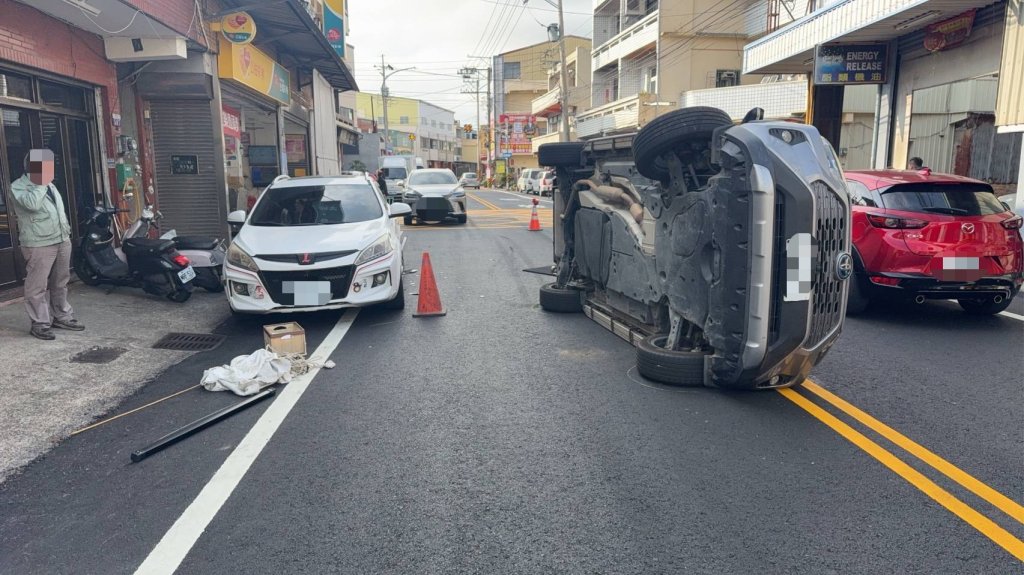 台中神岡酒駕肇事！自撞路邊停車側翻　駕駛受傷送醫
