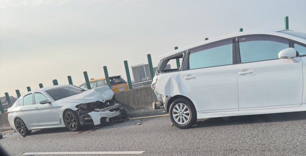 獨/台74線上演「鐵板燒」！39歲男開BMW爆撞32歲駕駛 車頭全毀畫面超慘