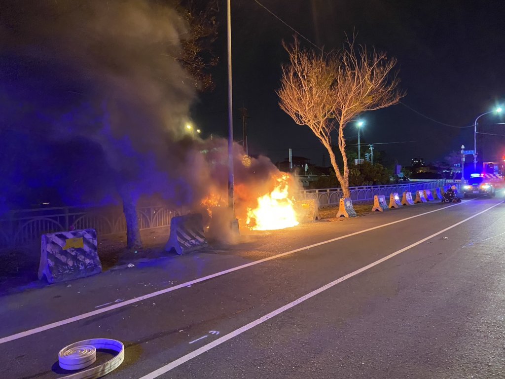 影/火燒車驚魂！警察衝向大火拖出倒地駕駛 