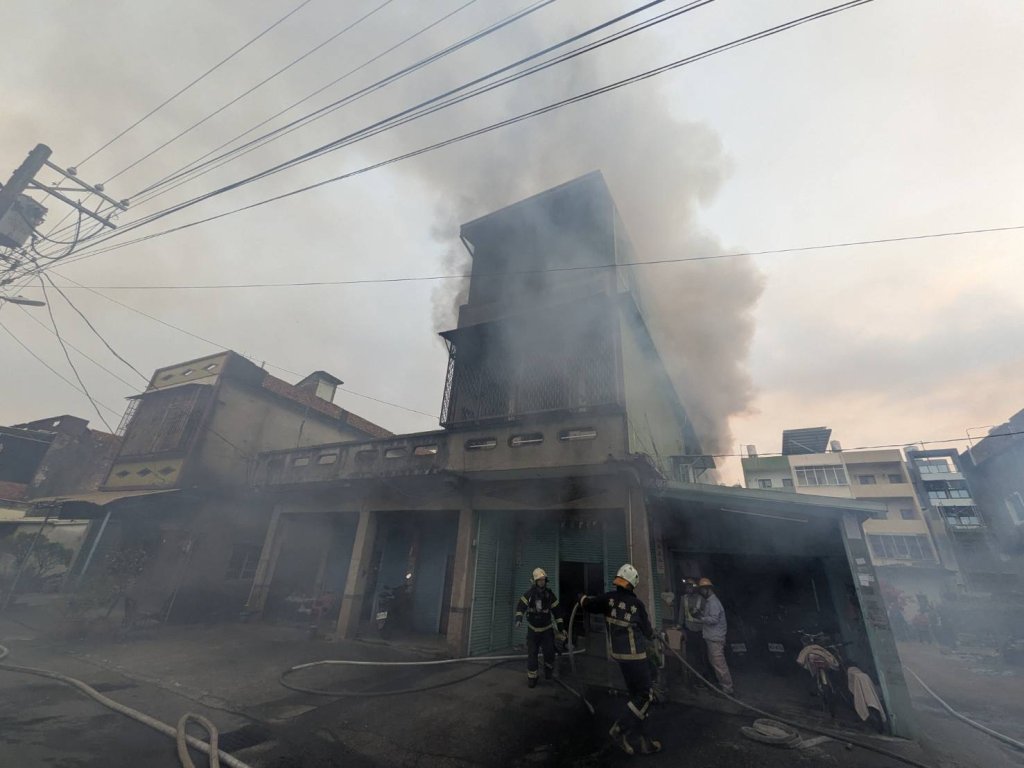快訊／整棟房都竄煙！高雄透天祝融　1男受困救出送醫