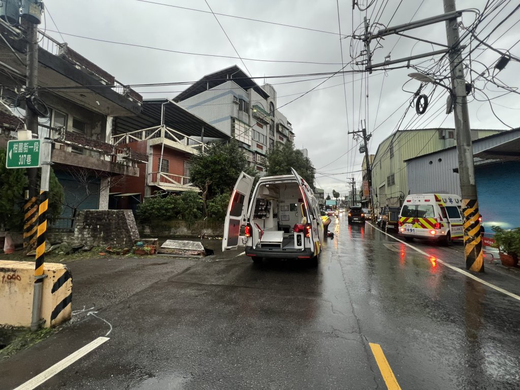 新北樹林騎士疑雨天路滑自摔　遭對向汽車撞擊重傷亡