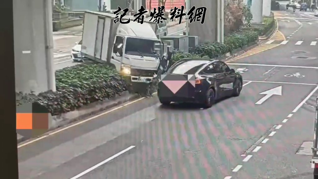 內湖貨車驚悚「飛越分隔島」！對向特斯拉神反應閃過