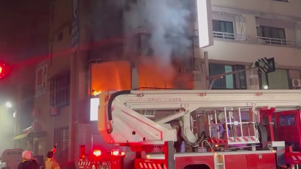 快訊／台南東區分租套房火警！惡火狂燒...民眾一度受困　消防急救援