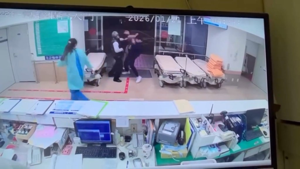影／醫療暴力！男患者酒醉送醫竟出拳　男護理師飛出慘成腦震盪