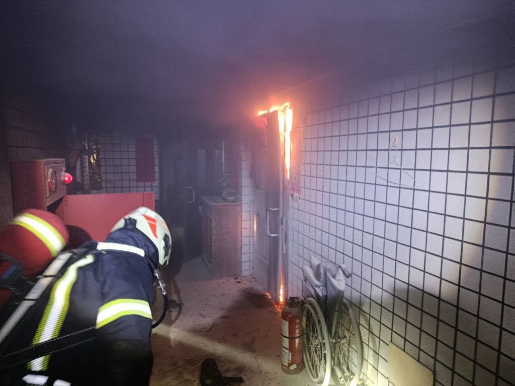 基隆社區惡火奪2命！消防小隊長「割面罩」救人壯烈殉職　女受困者救出仍不治