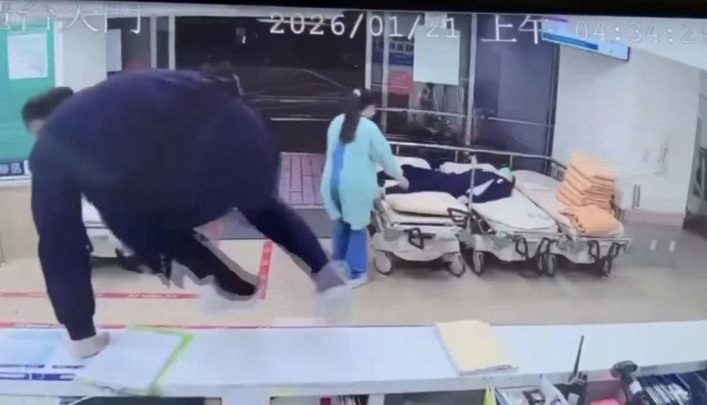 中澄清醫院中院區急診暴力！男員工櫃台飛身出去阻止　 杜承哲醫師：這個同事有義氣也有體能
