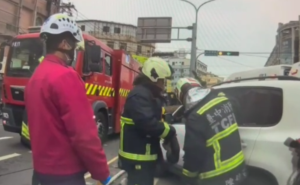 台中沙鹿自小客車撞分隔島男駕駛昏迷　警消破窗救出送醫