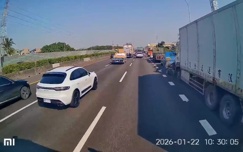 影／國道5車連環撞！聯結車煞不住變推土機　前方下交流道4車遭殃