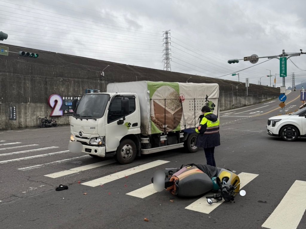 這樣也能撞？蘆洲環堤大道女騎士路口待轉　遭小貨車追尾慘摔