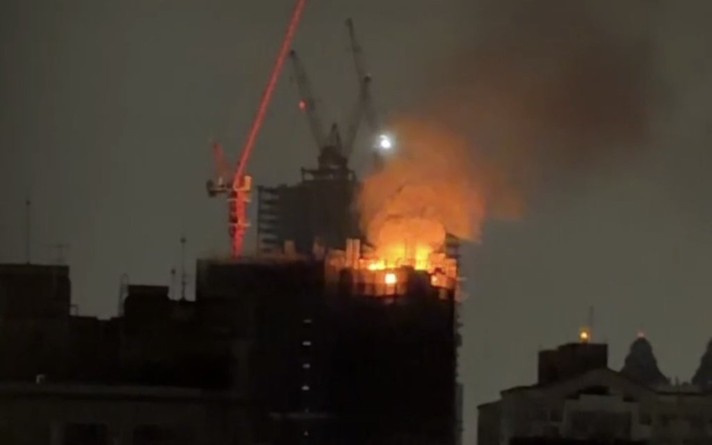 快訊／高雄深夜惡火！疑新建工地頂樓燃燒　警消搶救中