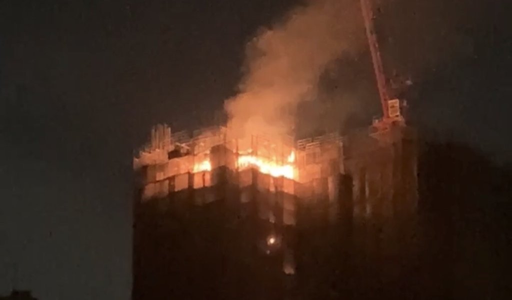 快訊／高雄豪宅大樓火警！預售「蓋到一半」起火　消防狂衝20多樓