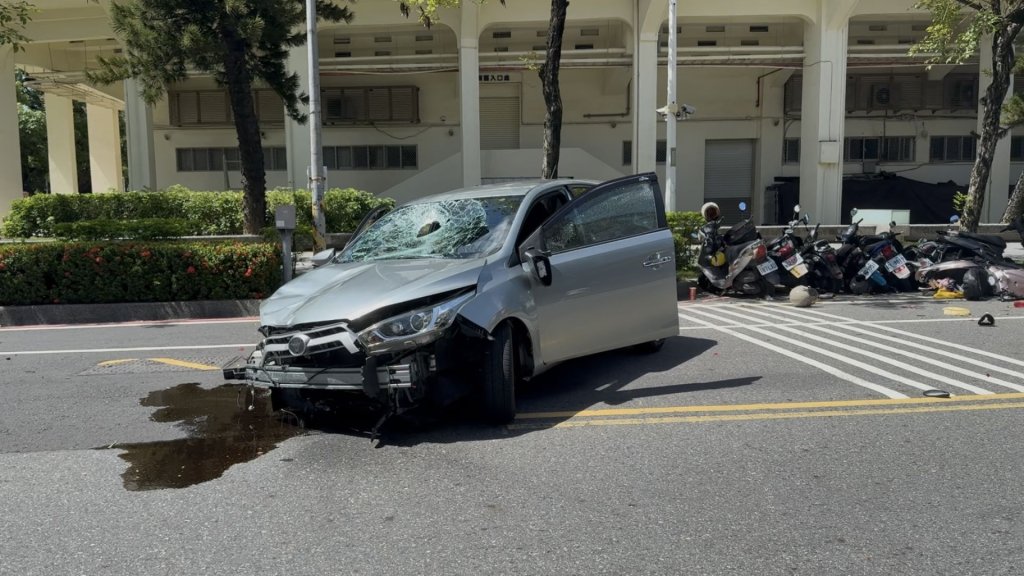 暴衝闖紅燈撞29車！台南單車翁噴飛「摔引擎蓋」不治　 79歲老婦下場曝