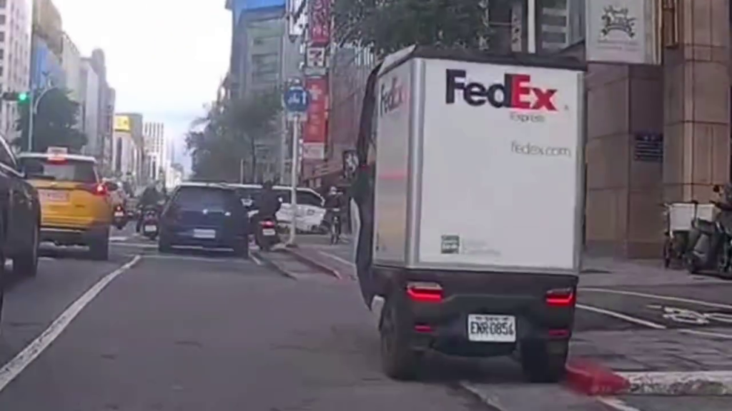 有片／撞擊瞬間曝！三立採訪車衝彰銀害「10人輕重傷」　路人全嚇壞