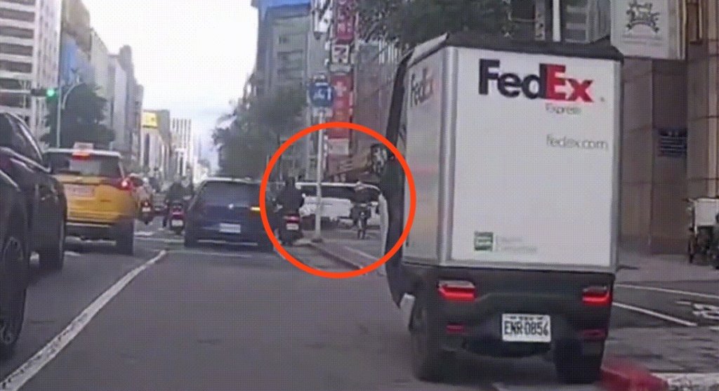 快訊／採訪車撞進銀行釀重大車禍！三立電視最新說明