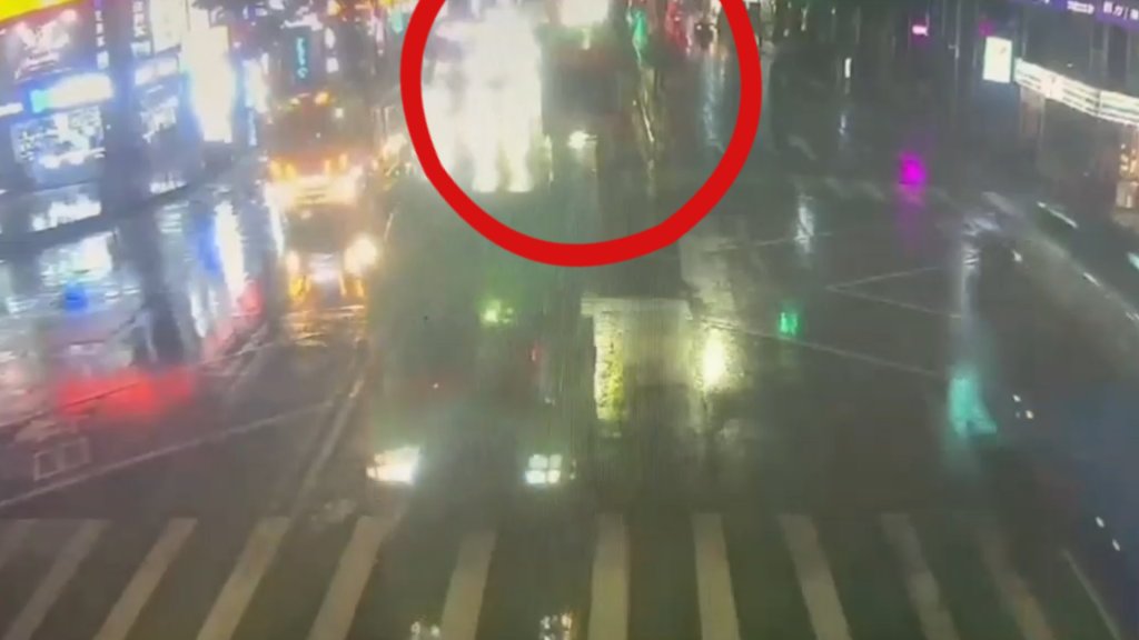 蘆竹聯結車路口「丟包」貨櫃！快車道受阻民眾看傻　警：故障未移置最高罰3千