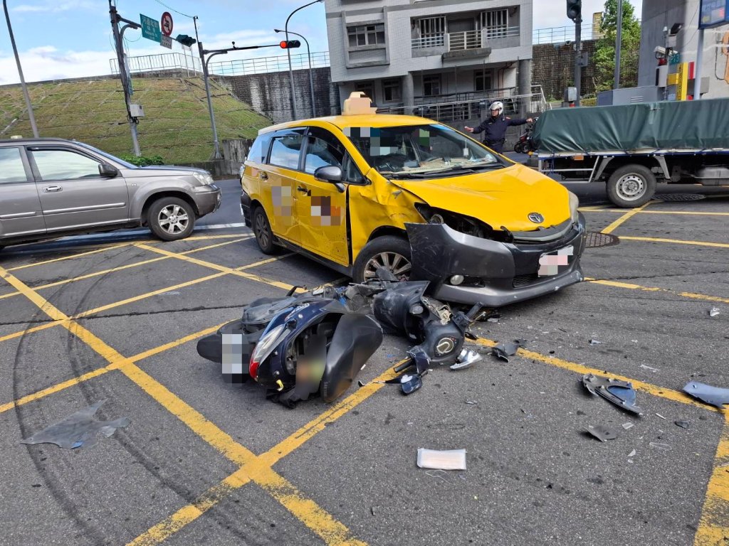 三重雙載機車疑闖紅燈攔腰撞小黃　騎士重傷不治、乘客命危