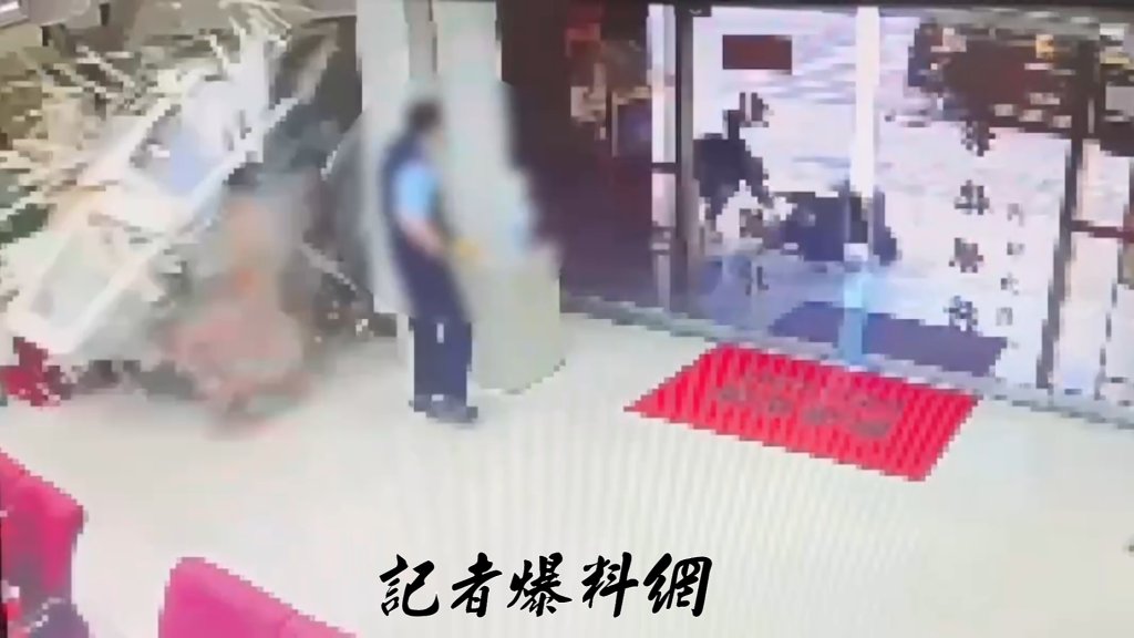力道猛到撞穿牆！三立採訪車「搶黃燈」　失控撞進彰化銀行畫面曝光