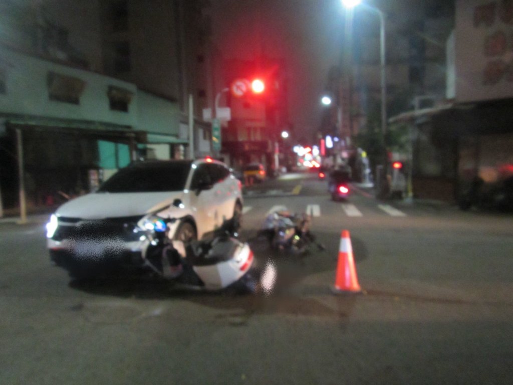 影/深夜路口三車大碰撞！兩女騎士受傷 警籲夜間減速慢行