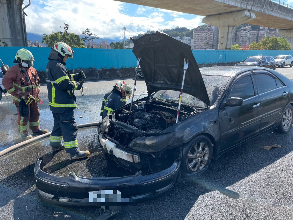 國道3號三鶯段驚傳火燒車！引擎冒煙瞬間自燃　男驚險跳車逃生