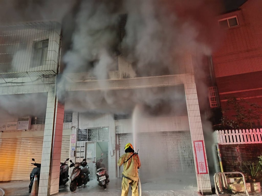 新／基隆住宅深夜火警！1樓冒濃煙還傳爆炸聲　疑「車輛起火」急疏散8人