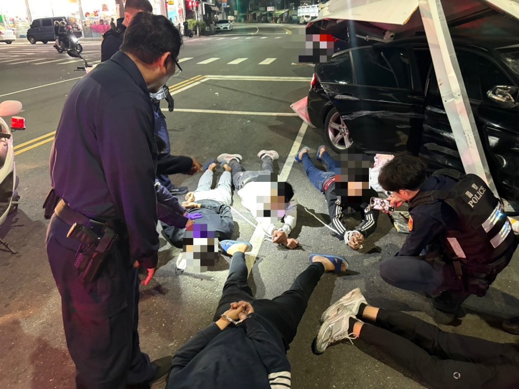 快訊／高雄街頭擄人！26歲男欠25萬「被包起來」警匪追逐撞繳費亭