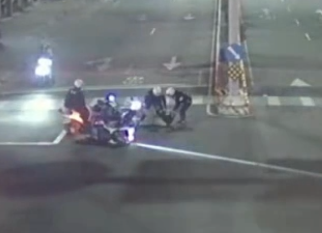 新莊路口警笛喇叭聲大作！　員警圍捕毒駕通緝犯畫面曝光