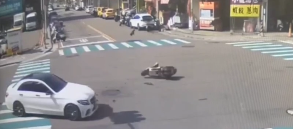 烏日林新醫院旁車禍！ 　醫護人員衝出救護受傷老夫妻