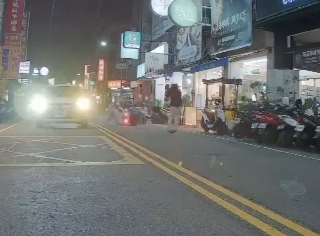 撞擊畫面曝光！ 台中機車撞路人兩傷