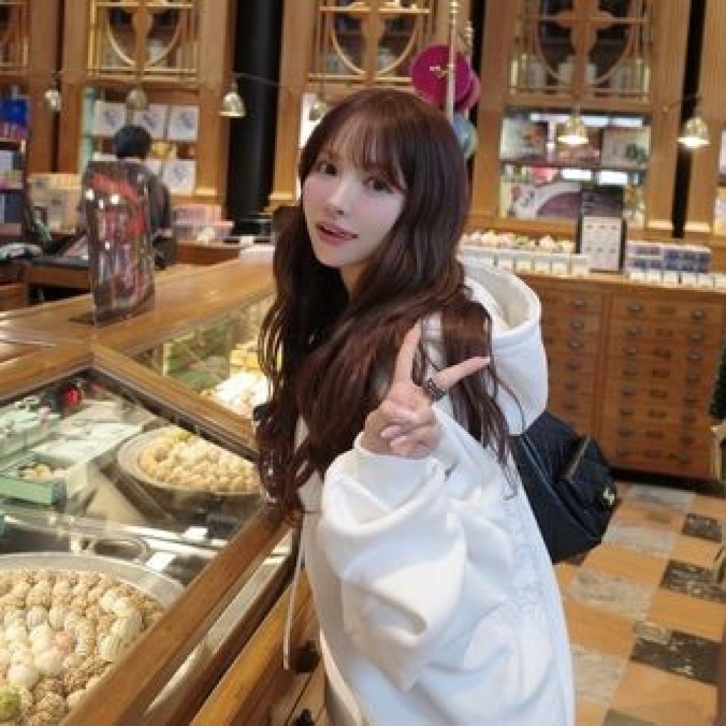 三上悠亞成最美觀光客！台中打卡「下身失蹤」秀美腿