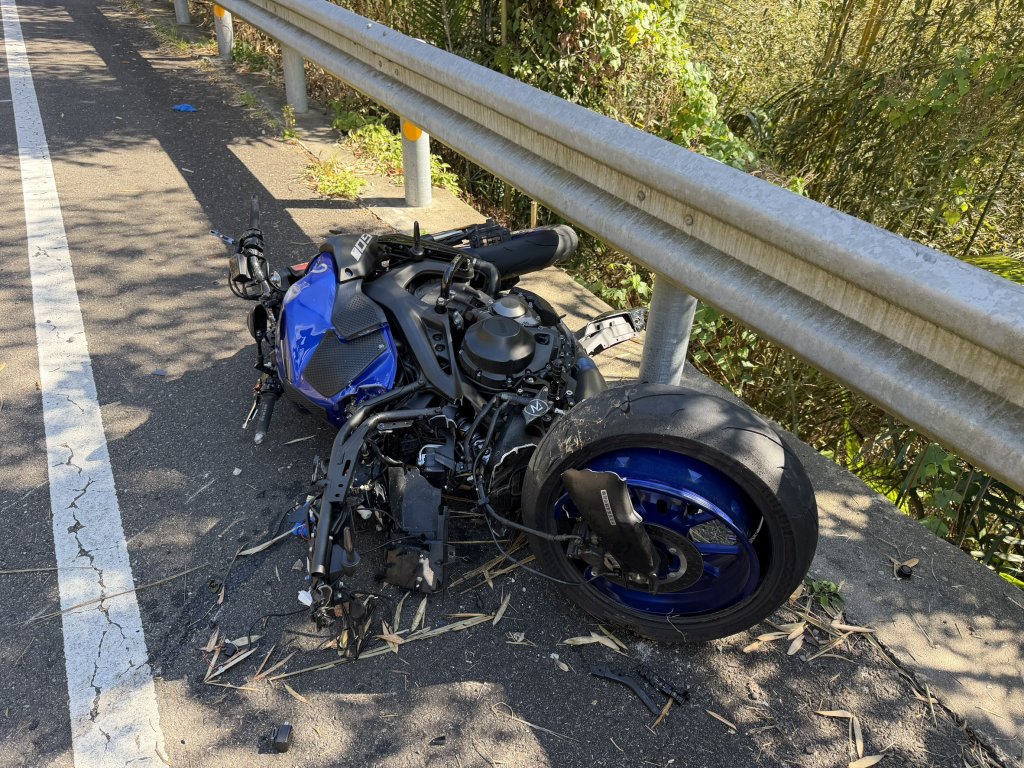 台3線獅潭路段死亡車禍！　大型重機過彎不慎自撞護欄 22歲騎士傷重不治　
