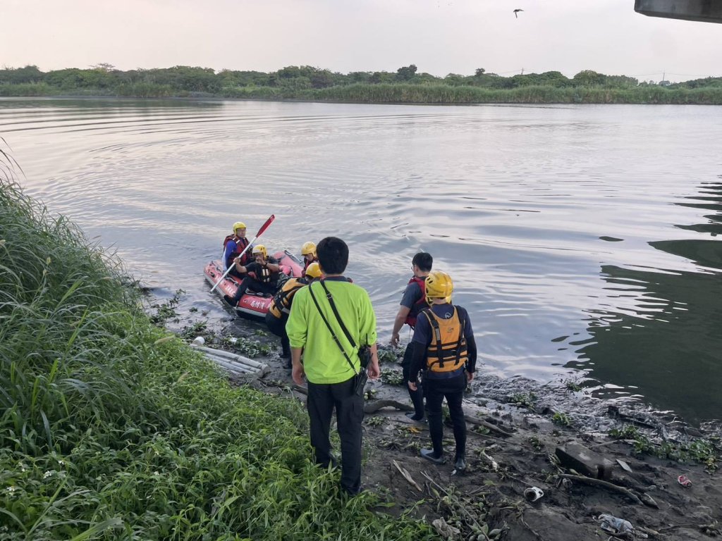  屏東新園鄉龍港大橋婦人落水！　消防隊員救起已死亡