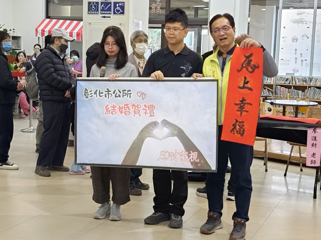 迎新春！市圖館現場揮毫贈送春聯 林世賢以「馬上成功」祝福佳偶