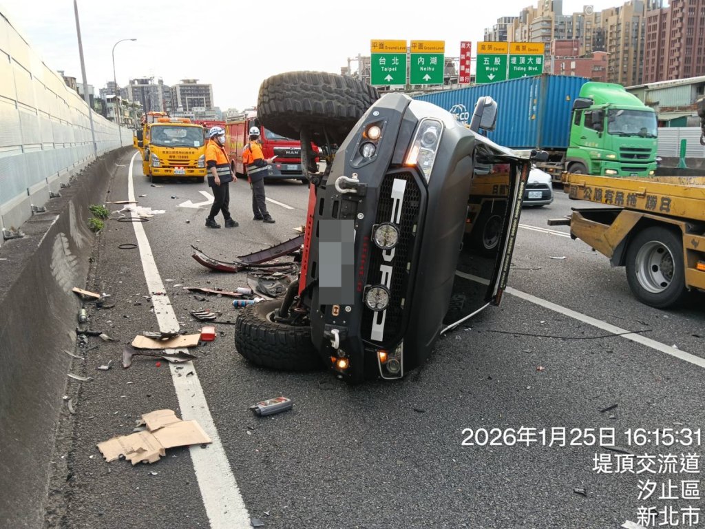 國道故障車被撞翻覆！　駕駛妻兒一度受困救出送醫
