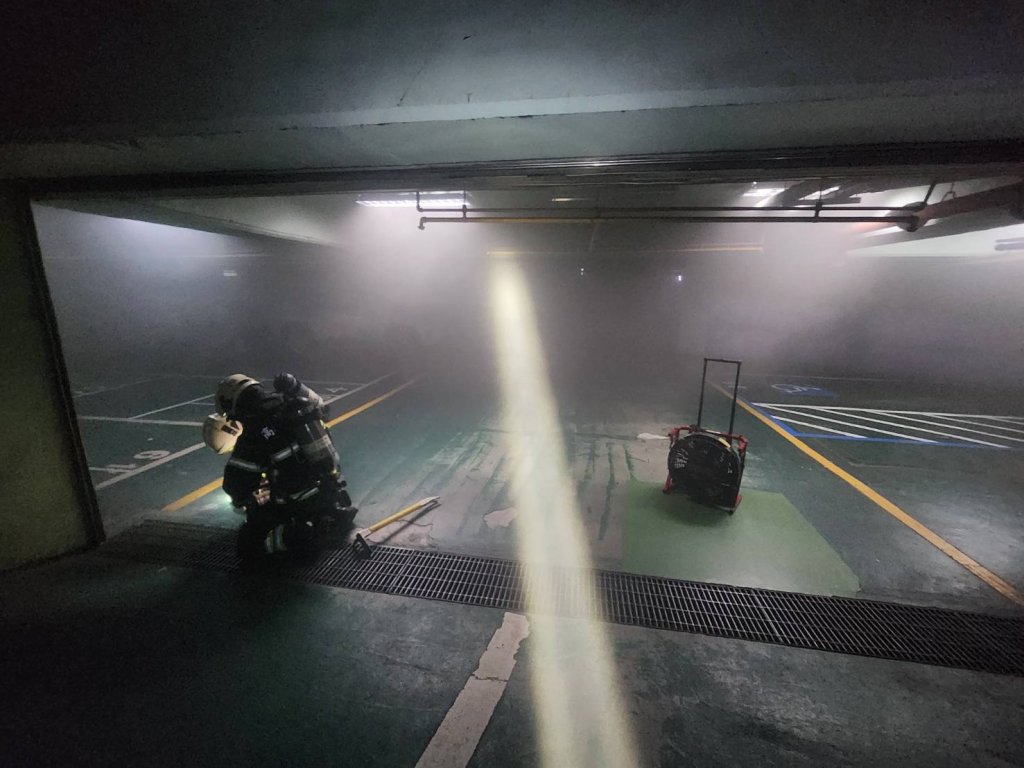 快訊／高雄明誠中學火警！濃煙「大到看不見」警消搶救中