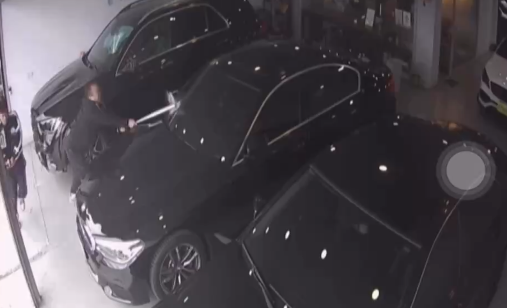  平鎮車行被砸！　 警方偵辦中