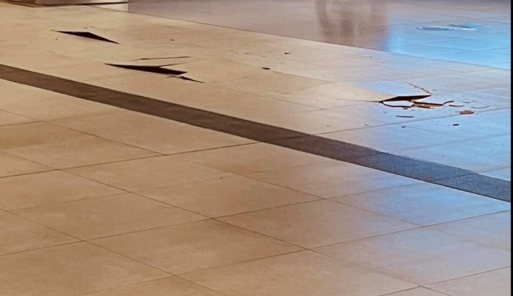 台北車站地磚突爆裂! 9平方公尺隆起成V字型