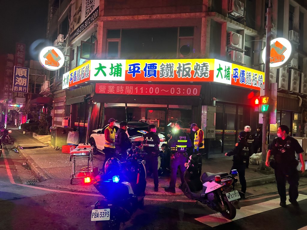 中壢酒駕賓士車拒檢逃逸　遭警圍捕失控撞餐廳