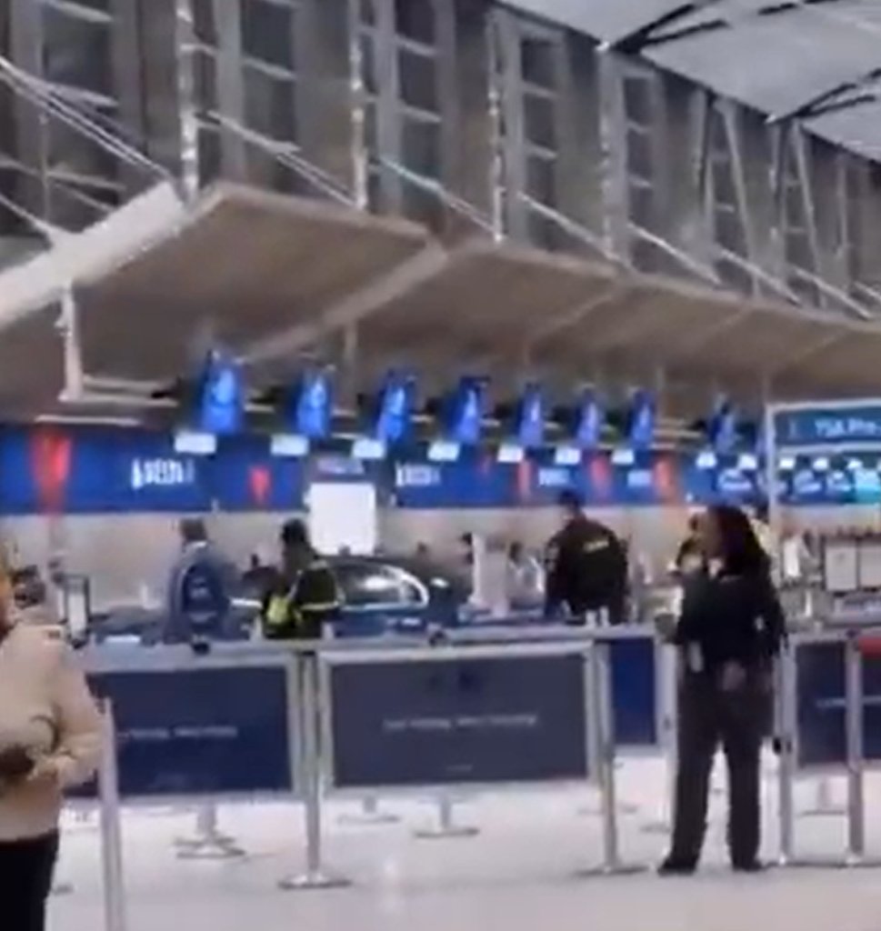  賓士衝撞美國機場達美櫃台!玻璃碎滿地6人傷 司機舉手投降遭逮