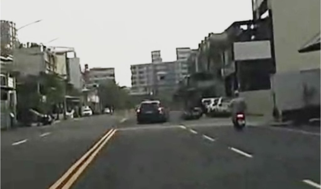 影／驚悚！機、汽車行經無號誌路口「誰都沒停」出事了