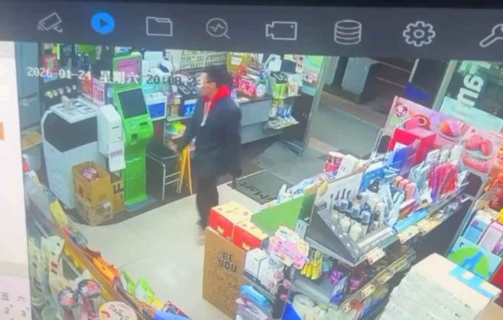 影／監視器全都錄！男進超商趁隙偷包閃人「過程不到10秒」　警方回應了