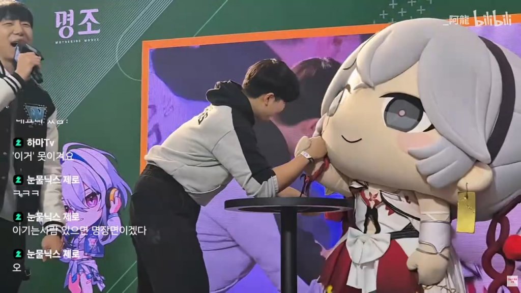 影／吉祥物戰力爆表！《鳴潮》活動玩比腕力　壯碩男慘被「椿」折斷手