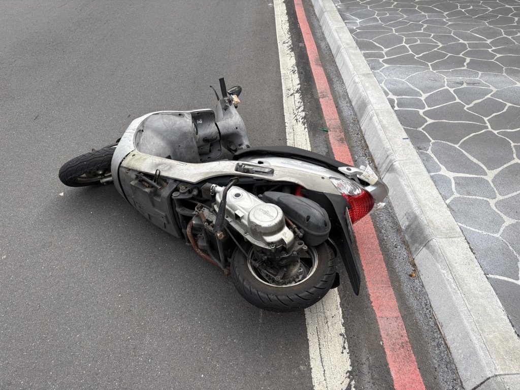 影/北投女騎士自撞路緣四肢擦傷!警:行經路口應減速慢行注意安全